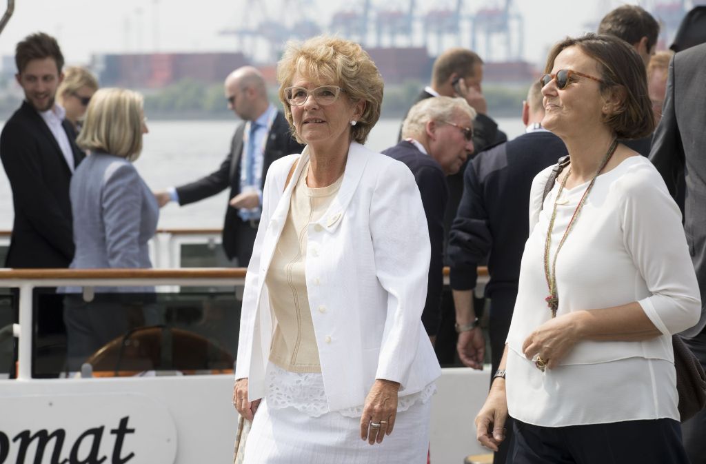 Und auch Christiane Frising-Juncker (links), die Ehefrau von Jean-Claude Juncker, dem Präsidenten der Europäischen Kommission war an Bord. Genauso wie Emanuela Mauro Gentiloni (rechts), die Frau von Paolo Gentiloni, dem Premierminister von Italien.