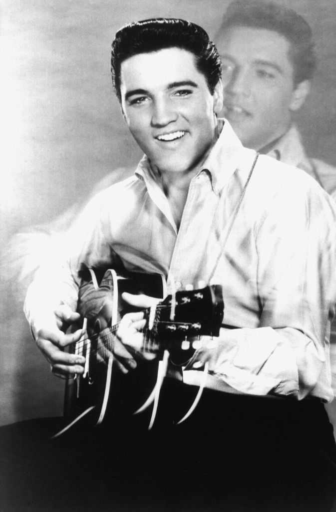 Elvis Aaron Presley kam 1935 in East Tupelo, Mississippi, zur Welt. Er wuchs als Einzelkind in einfachen Verhältnissen auf. Er sang schon früh im Chor und begeisterte sich für Gospel, Country-Musik und Blues. 1954 brachte Elvis seine erste Platte heraus.