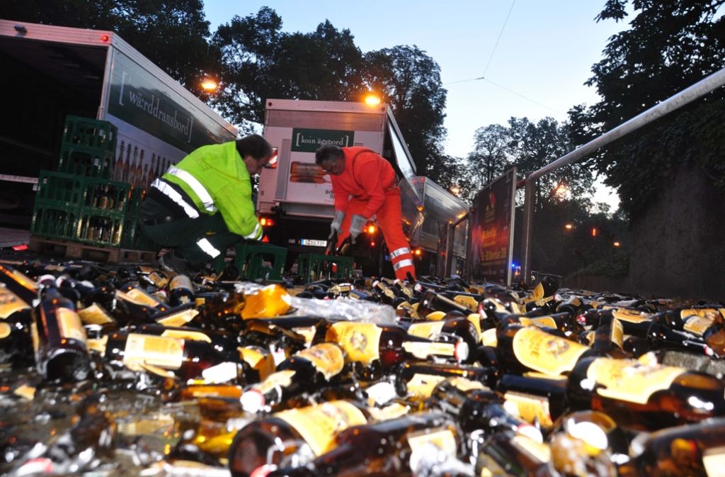 Bei dem Unfall in der Wolframstraße waren rund 500 Flaschen Bier von der Ladeflüchtr des Lkw gerutscht.