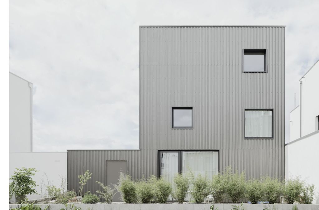 Das schwarze Schaf, so nennen der Architekt Stephan Birk und die Bauherren Katharina und Timm Berkmann scherzhaft das Einfamilienhaus in einer Neubausiedlung im Remstal.