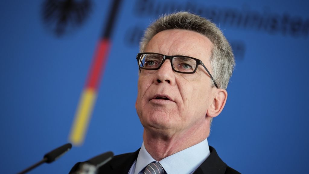  Bundesinnenminister Thomas de Maizière hat die Bluttat von Würzburg als „brutalen Akt wahlloser Gewalt“ bezeichnet. Es gebe Hinweise, dass der Täter vom IS „angestachelt“ worden sei. 
