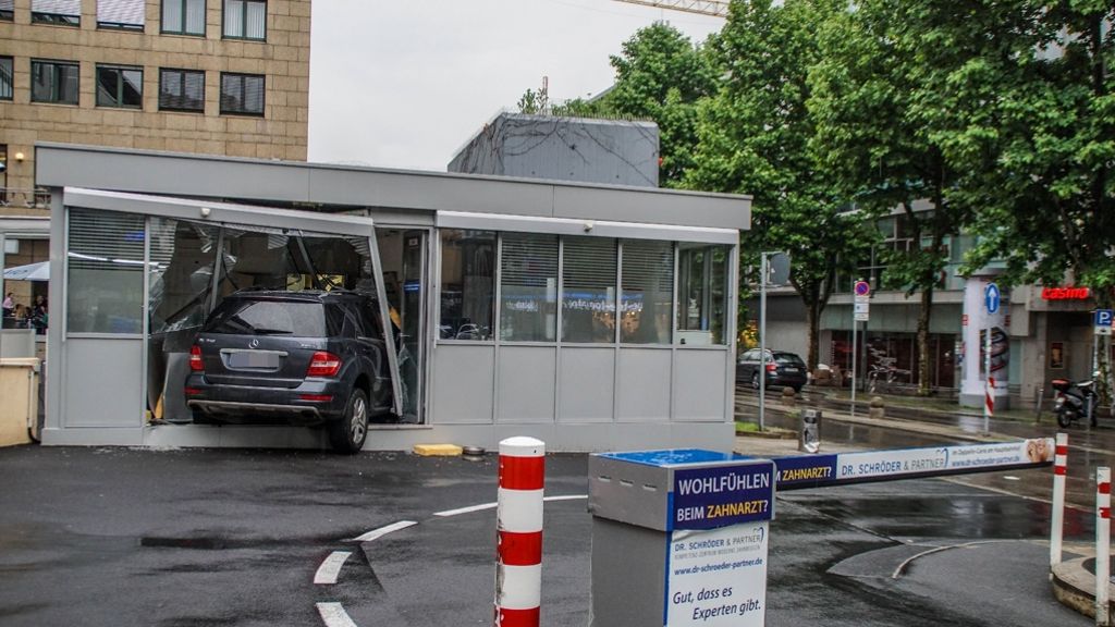 Stuttgart: Geländewagen schanzt in Parkhäuschen