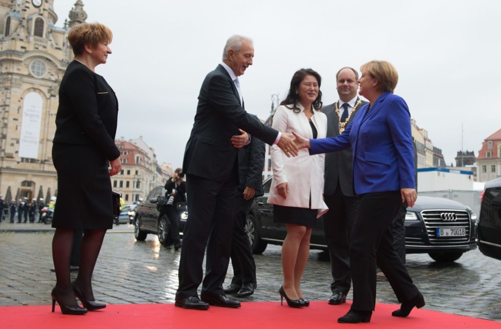 Angela Merkel wird von Stanislaw Tillich begrüßt.