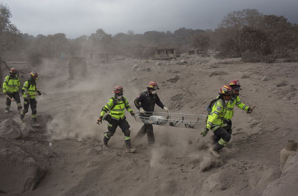 Herabfließende glühend heiße Ströme aus Lava und Asche hatten am Wochenende Bergdörfer rund um den Vulkan erfasst und Anwohner unter sich begraben.