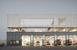 Stuttgarter Architekten bauen spektakuläres Öko-Feuerwehrhaus