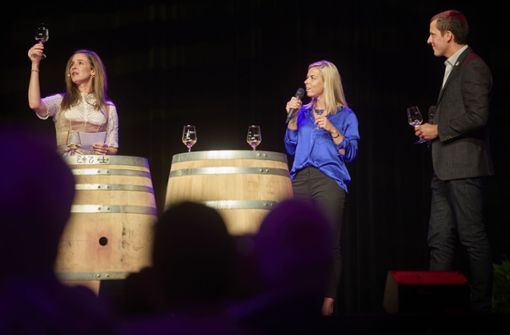 Marina Seibold und Philipp Laipple präsentieren  dem Publikum  mit Moderatorin Stephanie Haiber eine 2021er Cuvée Pinot Weißwein C sowie einen trockenen Riesling. Foto: / Gottfried Stoppel