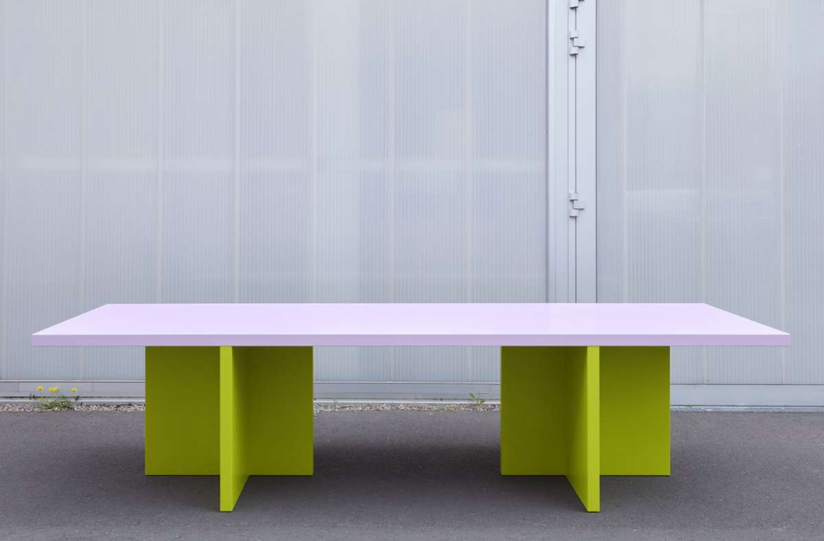 Den extravaganten Tisch „Elio“ des Berliner Designers Moritz Bannach gibt es in so vielen Farbkombination, dass es schwer ist. . .