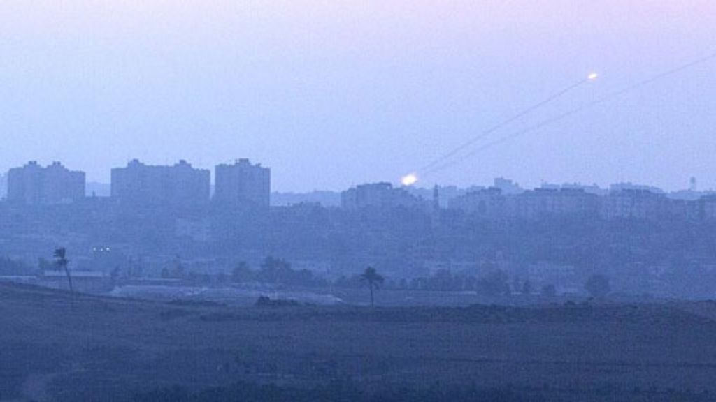  Die israelische Luftwaffe hat in der Nacht erneut Ziele im Gazastreifen angegriffen. Eine Armeesprecherin in Tel Aviv sagte, binnen 24 Stunden seien 65 Ziele bombardiert worden. In mehreren israelischen Städten heulten am Morgen wieder die Warnsirenen. 