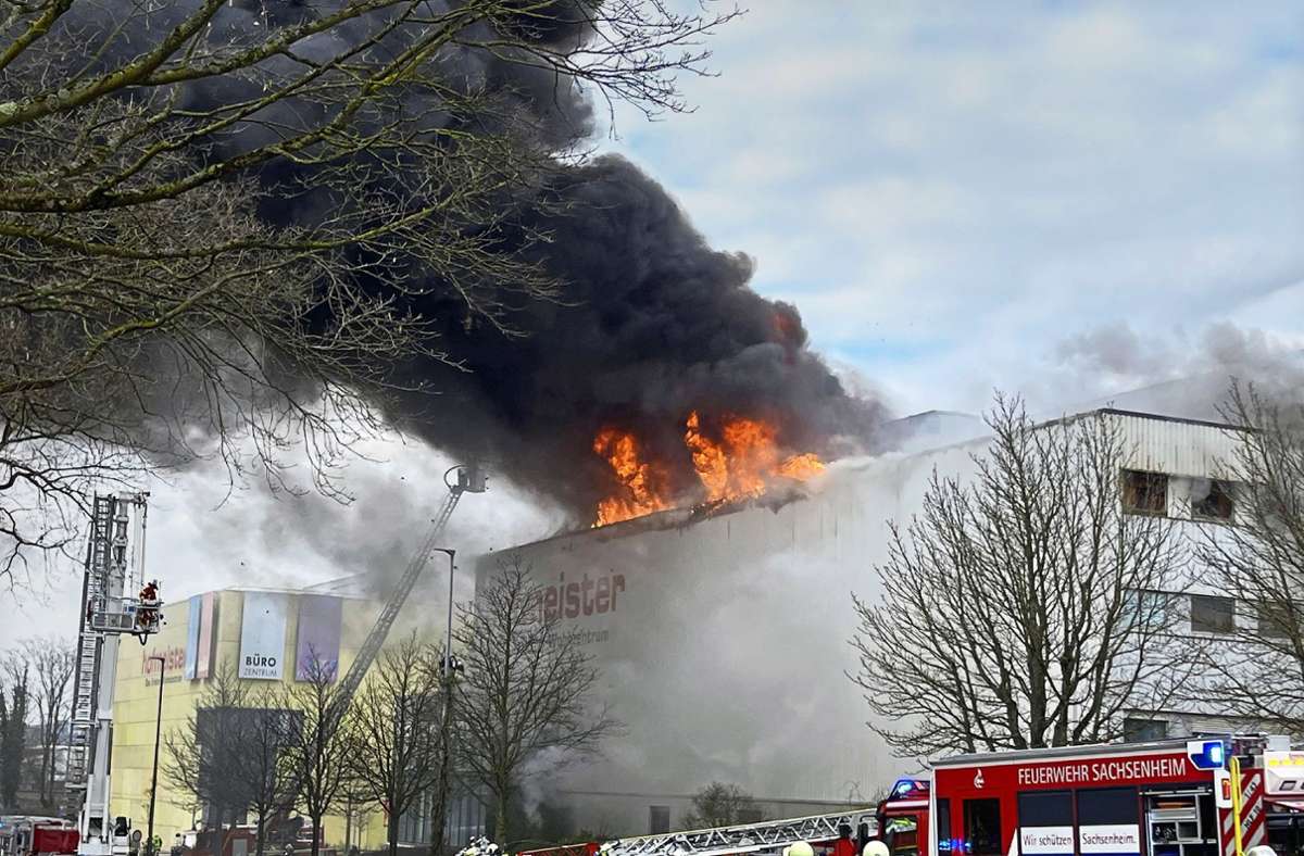 Die Flammen schlugen aus dem Gebäude.