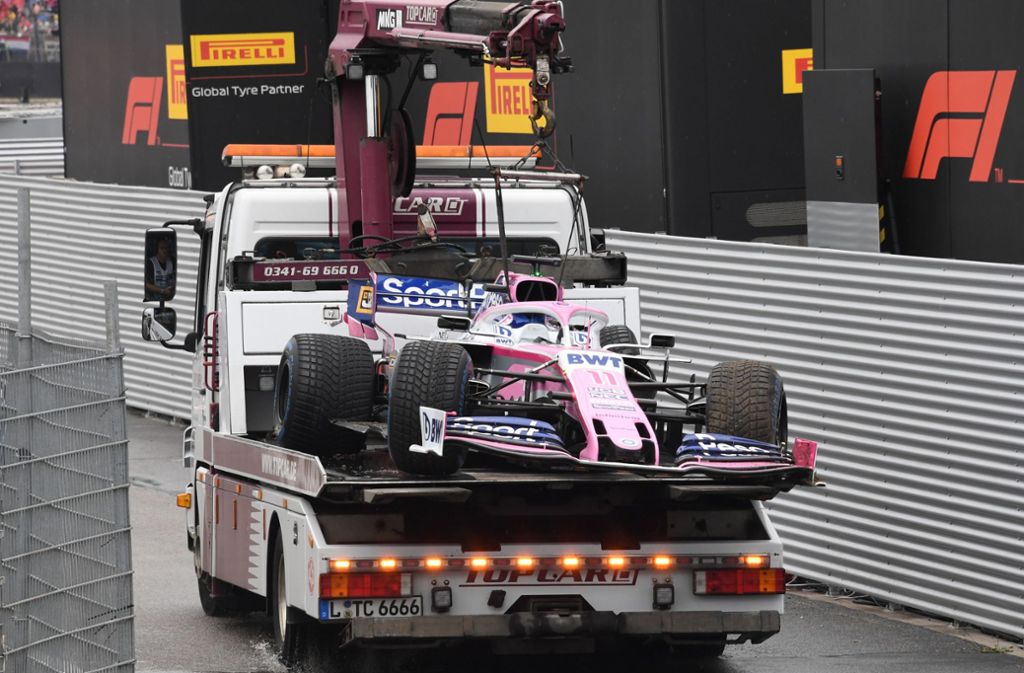 Sergio Perez war einer der Ersten, die ihr Auto demoliert hatten, weil sie auf regennasser Piste zu schnell unterwegs waren. Ob der Racing-Point-Fahrer mit im Führerhaus saß oder ob er per Roller nach Hause gebracht wurde, war nicht bekannt.