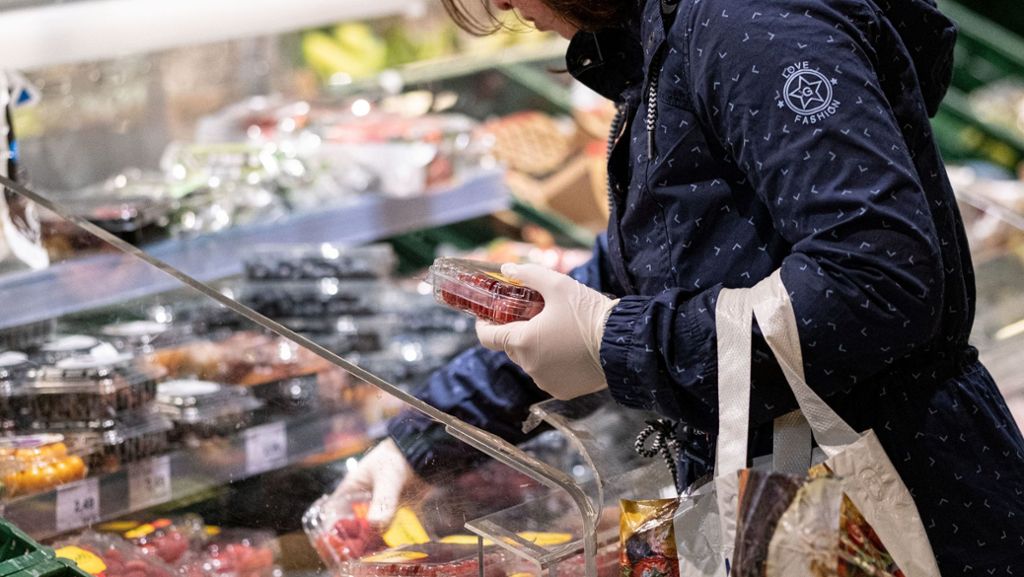  Supermärkte, Drogerien und Apotheken in Baden-Württemberg dürfen wegen der Corona-Krise nun auch sonntags ihre Läden öffnen. Das Wirtschaftsministerium hat am Donnerstag eine entsprechende Verordnung erlassen. 