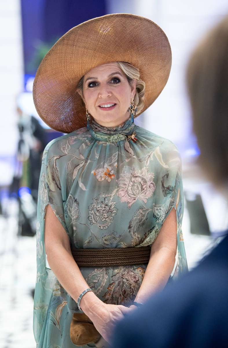Zum Abschluss ihres Berlinbesuchs zeigt Königin Máxima einen weiteren ihrer Lieblingshüte: ein Exemplar mit großer Krempe von der Hutmacherin ihres Vertrauens, Fabienne Delvigne.