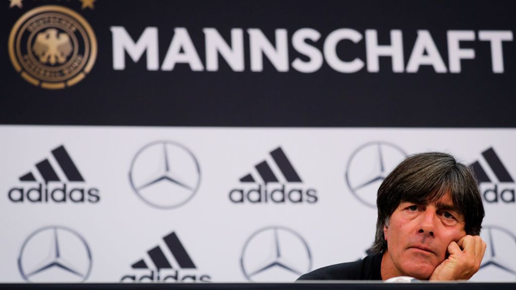  Die „Bild“-Zeitung hat als erste vermeldet, dass Joachim Löw weitermacht, und sieht darin „eine gute Nachricht“. Andere Medien üben scharfe Kritik – am Bundestrainer und dem DFB. 