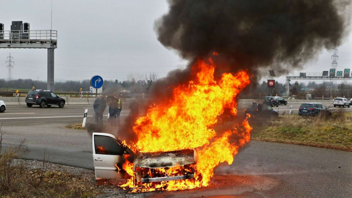  Am Sonntag sind ein 18-Jähriger und sein Beifahrer auf der A81 bei Gerlingen unterwegs, als das Fahrzeug zu brennen beginnt. Die Insassen können das Auto verlassen, bevor es nahezu komplett ausbrennt. 