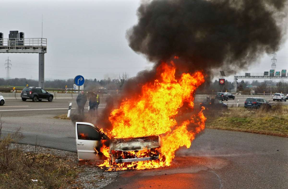 Das Auto war auf der A81 bei Gerlingen in Brand geraten.