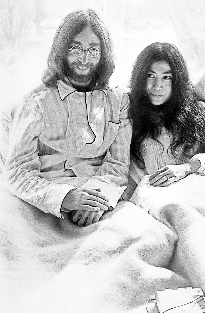 1969 geben John Lennon und seine Frau Yoko Ono in einem Bett im Amsterdamer Hilton eine Pressekonferenz, um gegen den Vietnamkrieg zu protestieren – in Montreal findet ein weiteres „Bed-In for Peace“ statt.