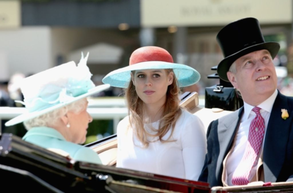 Jeden Tag fahren die Royals in Pferdekutschen in Ascot ein: Queen Elizabeth II., ihre Enkelin Beatrice und ihr Sohn Andrew.