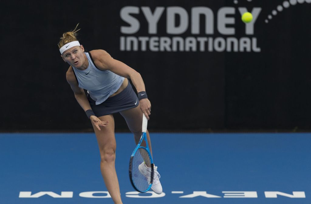 Es war das Matchball-Drama von Melbourne: Die Belgierin Yanina Wickmayer schaffte es gegen die Tschechin Lucie Safarova (Foto) gleich neun Mal, einen Matchball nicht zu verwandeln. In der ersten Runde bei den Australian Open 2017 lag es nicht nur an den schwachen Nerven der Verliererin. Der siegreichen Tschechin gelang ein wahres Meisterstück. Safarova verbuchte in den entscheidenden Momenten nacheinander ein Ass, einen Vorhand-Winner, einen Service-Winner, dann zwei Vorhand-Winner und nochmal zwei Asse. Endstand 3:6, 7:6, 6:1 nach zwei Stunden und sechs Minuten für Safarova, in einer, für die Belgierin Wickmayer, sehr unglücklichen Begegnung. dpa