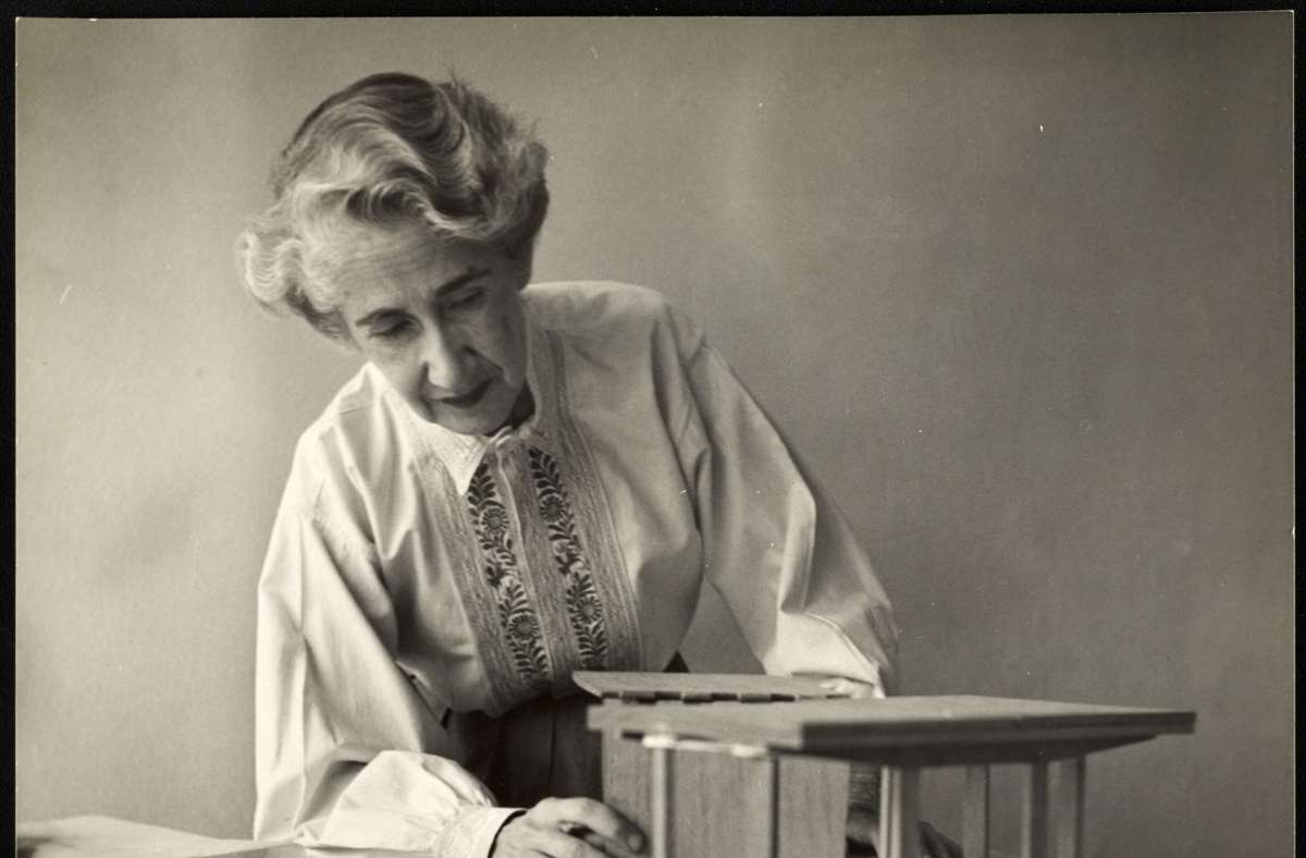 Clara Porset mit dem Modell eines Tisches, ca. 1952,