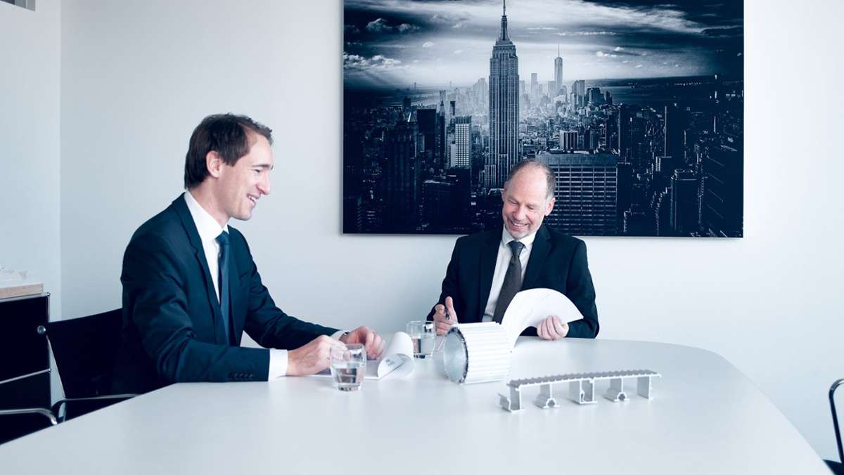 Diplom-Ingenieur Bernhard Boniberger, Patentanwalt bei der Kanzlei Behrmann Wagner PartmbB (Bodenseepatent) (links) im Gespräch.