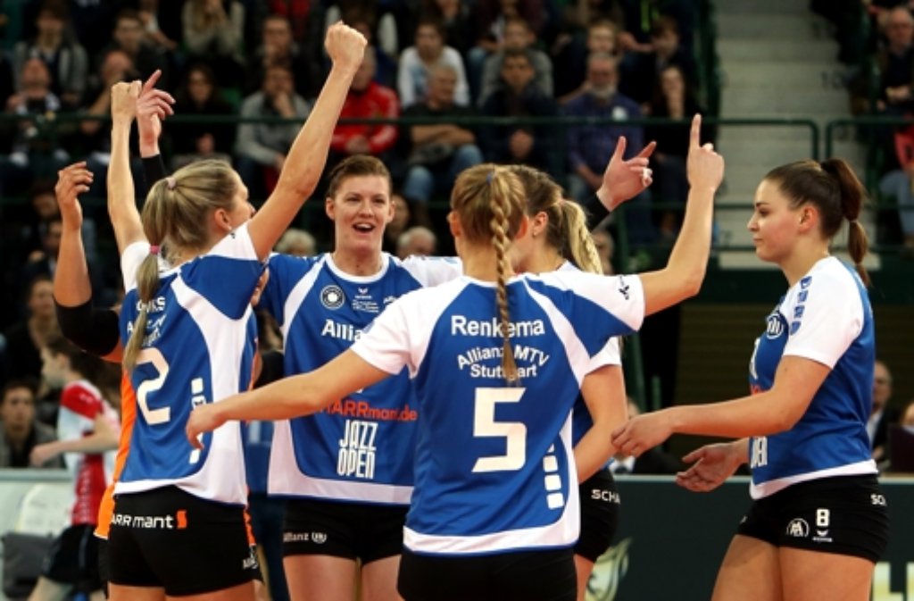 Die Volleyballerinnen von Allianz MTV Stuttgart jubeln: Sie haben den Pokal geholt.