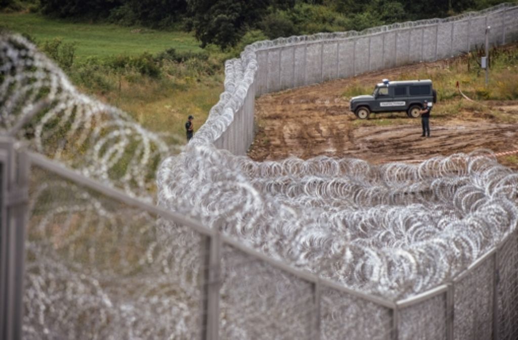 Unüberwindbares Hindernis: An der bulgarisch-türkischen Grenze wird ein hoher, mit Stacheldraht bewehrter Zaun errichtet, um Flüchtlinge abzuhalten.
