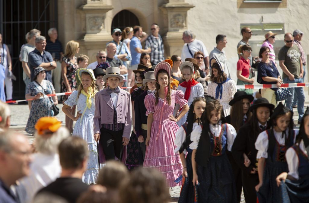Beim Festzug am Samstag gibt es auch viele Einblicke in die Göppinger Stadtgeschichte. Diese Jugendlichen etwa zeigen Mode aus der Biedermeier-Zeit.
