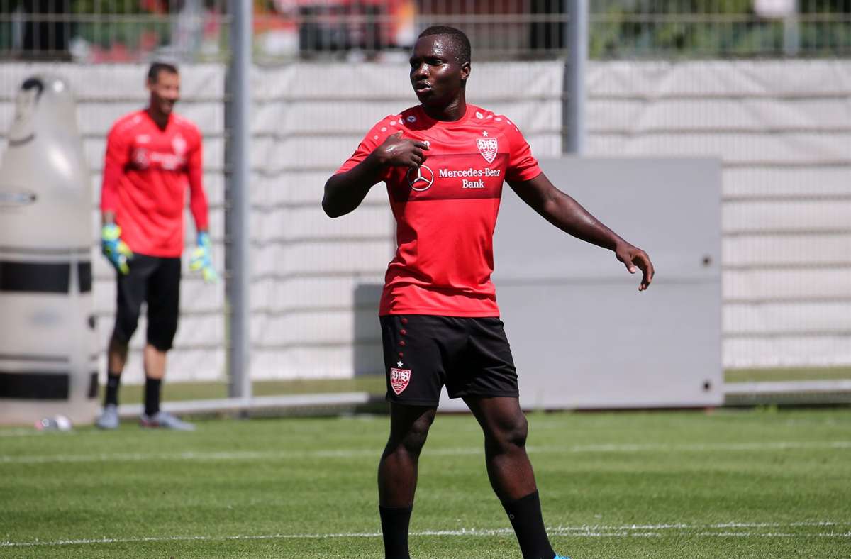 Chadrac Akolo wurde von Sven Mislintat zuerst für 0,5 Millionen Euro Leihgebühr zu SC Amiens verliehen, verbunden mit einer Kaufoption für 3,5 Millionen Euro – vier Millionen Euro wurden so eingespielt.