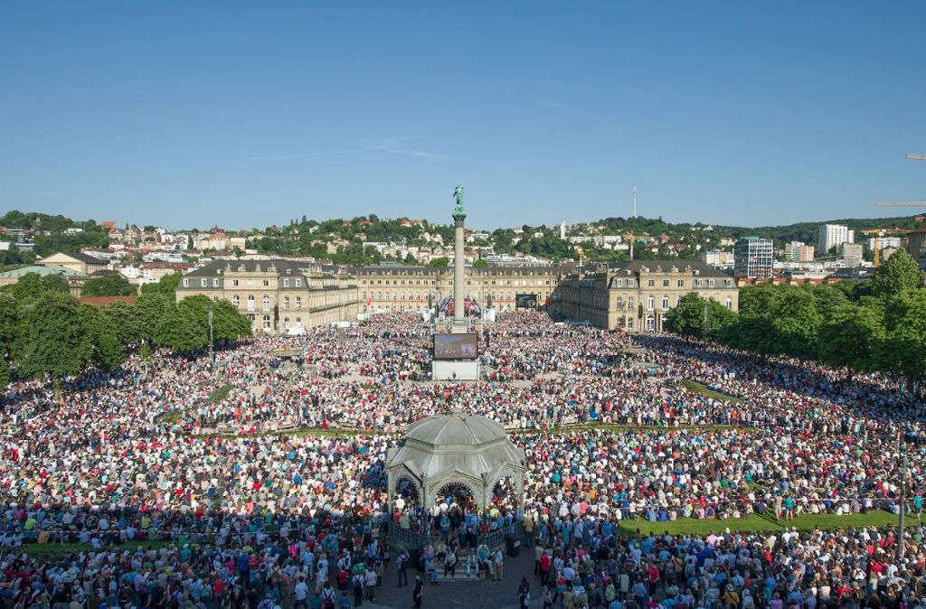 Es nahmen so viele Menschen am Gottesdienst auf dem Schlossplatz teil, dass Besucher gebeten wurden, den Gottesdienst von anderer Stelle aus zu verfolgen.