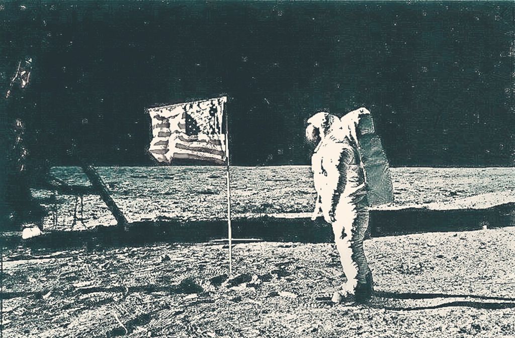 Im Standbild nicht unbedingt zu erkennen: die USA-Flagge auf dem Mond – oder nach Meinung eines gewissen Prozentsatzes der Eckkneipenbesucher: in einem Filmstudio, in dem Stanley Kubrick Regie führte – bewegt sich im Wind. Wenn Sie solche politischen Diskussionen oder Verschwörungstheorien wahrnehmen: Gehen Sie einfach nicht darauf ein.