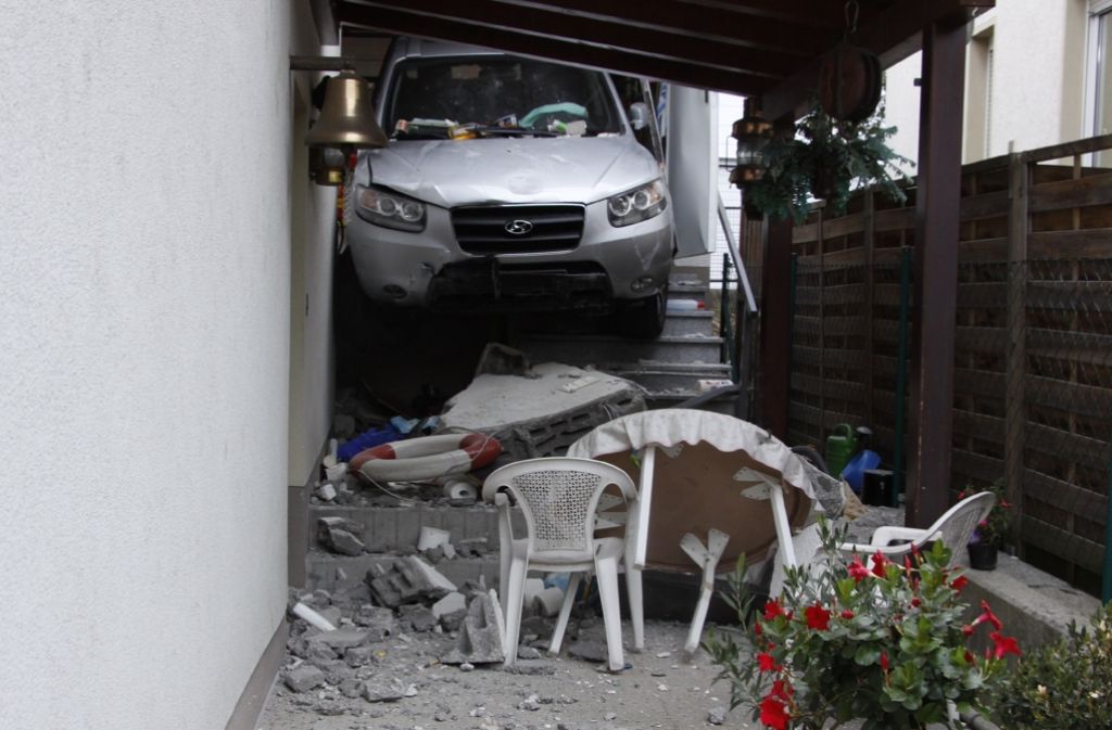 Ein 80-Jähriger hat bei einem Unfall die Rückwand einer Garage durchbrochen.