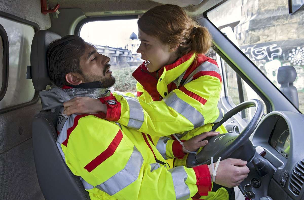 Greta Blaschke (Luise Aschenbrenner) versucht ihren Kollegen Tarek Wasir (Zejhun Demirov) zu retten, der mit einer Plastiktüte im Rettungswagen erstickt wurde. Sie kommt zu spät.
