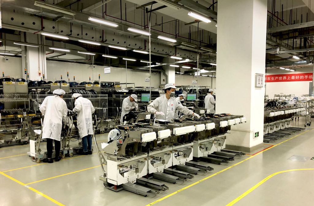 In der Firmenzentrale in Shenzen gehen jeden Monat mehr als zwei Millionen Mobiltelefone vom Band. An der Fertigungsstraße arbeiten nur 17 Mitarbeiter.