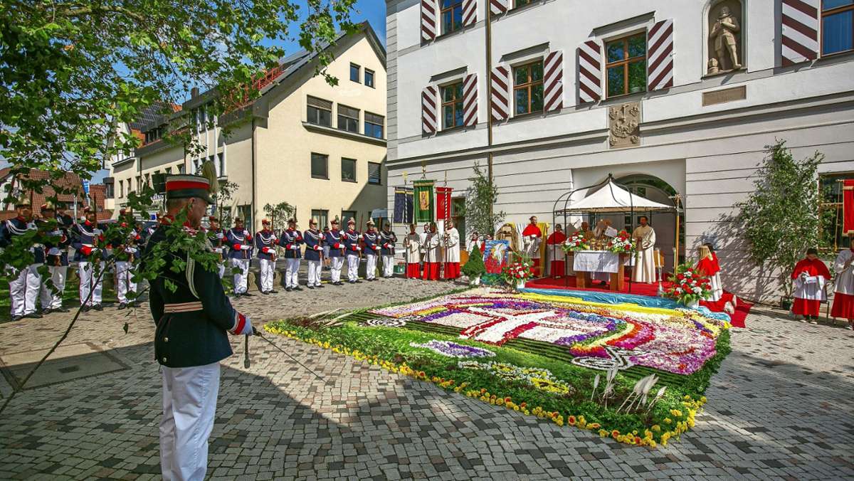 Katholiken in Neuhausen feiern: Bunte Blütenpracht zu Fronleichnam