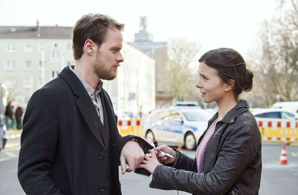 Die beiden Polizeioberkommissare Nora Dalay (Aylin Tezel) und Daniel Kossik (Stefan Konarske) am Tatort. Mitten in der Dortmunder City hat es eine Schießerei gegeben.