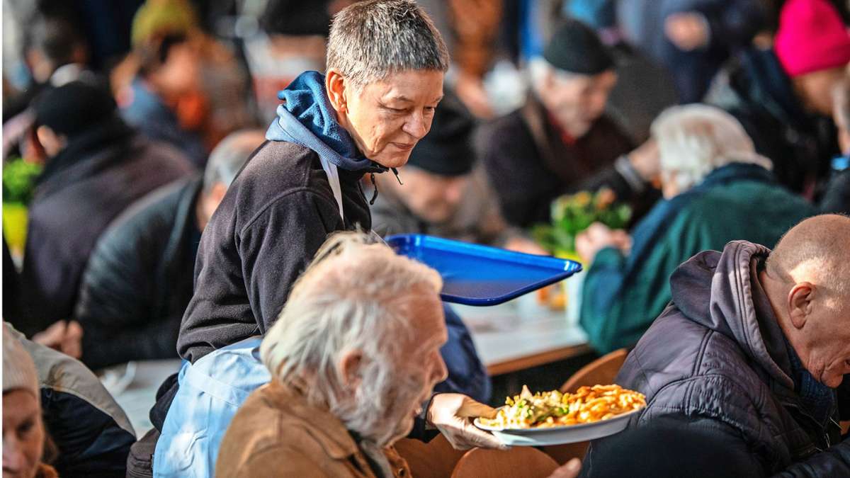 Eine Maxime der Helfer: alle , die die Leonhardskirche besuchen, um eine warme Mahlzeit zu sich zu nehmen, sollen als „Gäste“ behandelt werden.