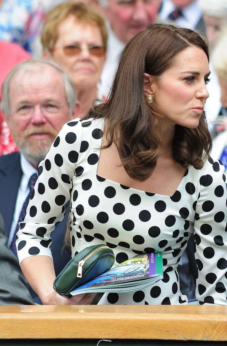 2017: Ausgewachsene Punkte statt Pünktchen – Herzogin Kate in einem Dolce&Gabbana-Kleid in der „Royal Box“ von Wimbledon.
