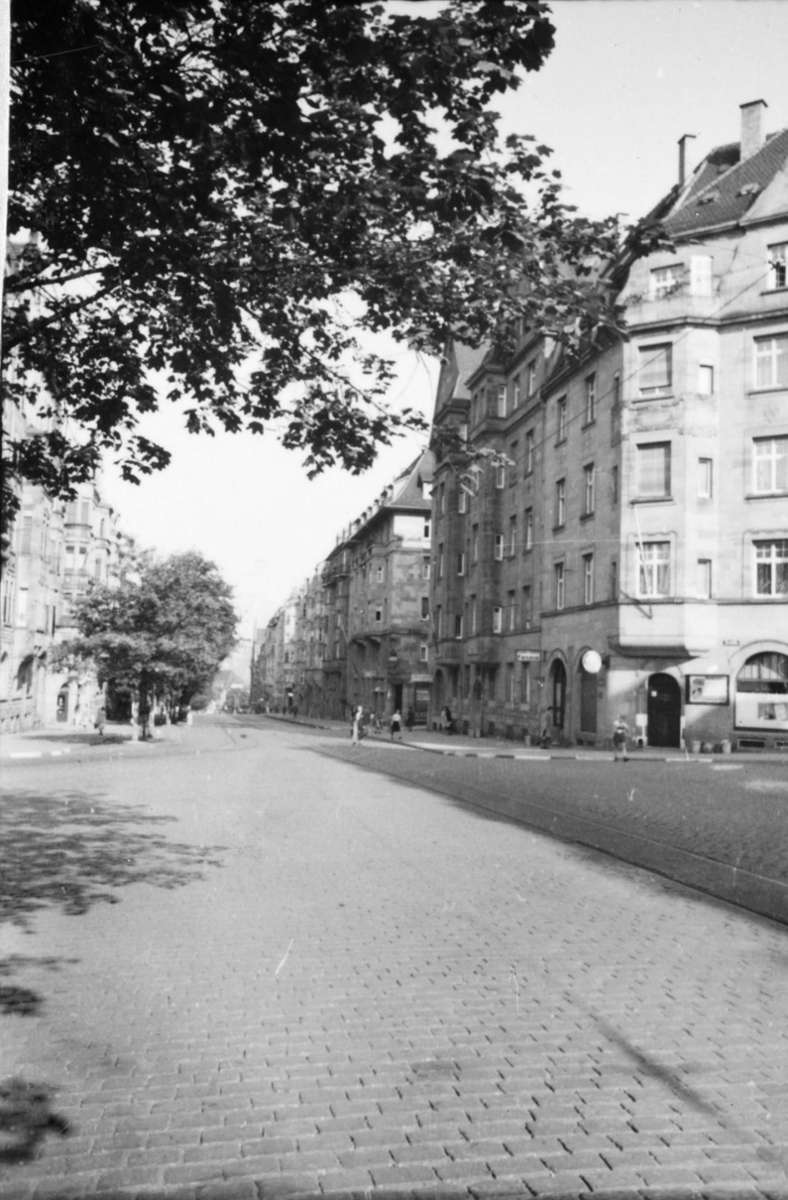 Wir gehen etwas weiter vor an die Ecke Spittastraße, wo rechts das Gebäude steht, in dem heute Feinkost Panzer untergebracht ist.