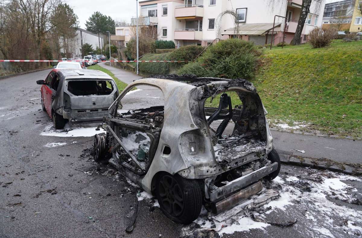 Die beiden Autos wurden ein Raub der Flammen. Foto: Andreas Rosar Fotoagentur-Stuttg/Andreas Rosar Fotoagentur-Stuttg