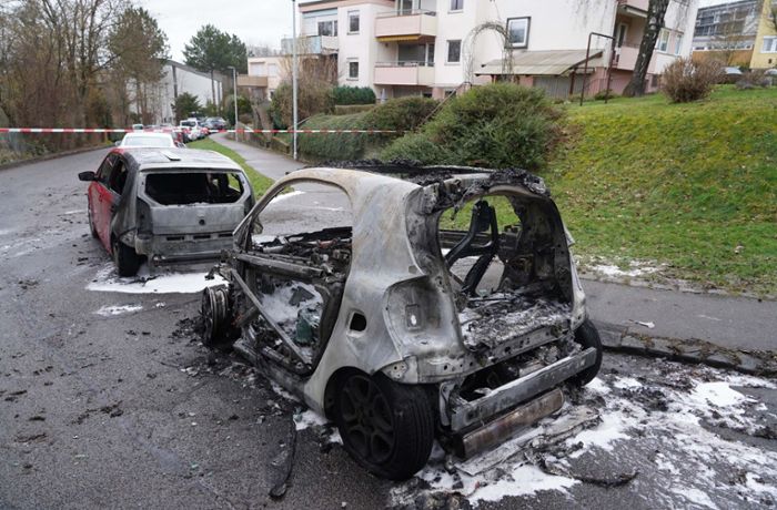Feuerwehreinsatz in Zazenhausen: Zwei Autos fallen den Flammen zum Opfer – Zeugen gesucht