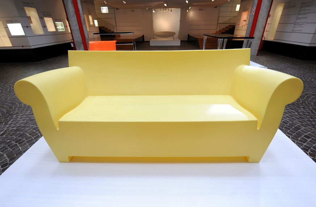 Ungepolstert Das Sofa aus der Serie „Bubble Club“ ist aus Kunststoff. Damit es gemütlich wird, gibt es Polsterauflagen.