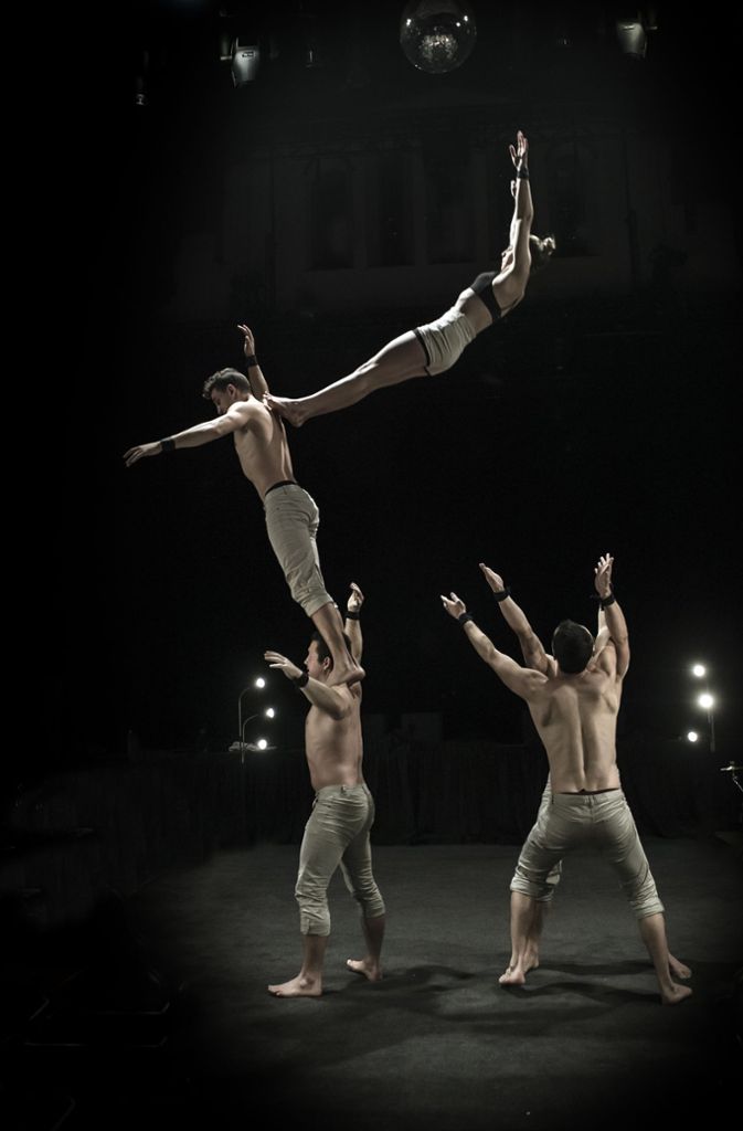 Die australische Akrobatik-Truppe Gravity Other Myths im Einsatz: Schwerkraft adieu.