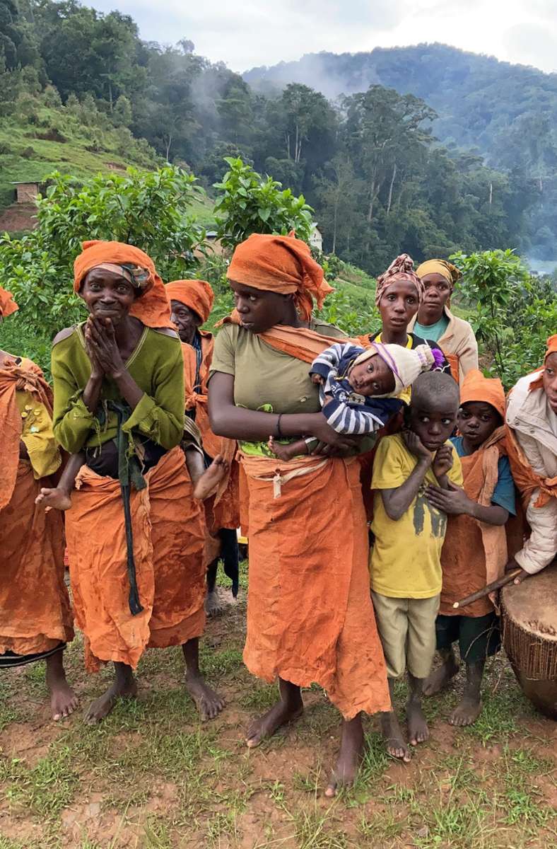 Uganda ist ein Vielvölkerstaat. Ganz im Südwesten an der Grenze zu Ruanda lebt das Volk der Batwa. Als zum Schutz der Gorillas ein Nationalpark eingerichtet wurde, mussten die „Waldmenschen“ weichen – und von Jäger und Sammler auf Ackerbau umschulen. Heute ist ihre einzige Einnahmequelle die Unterhaltung von Touristen mit Musik und Tanz.