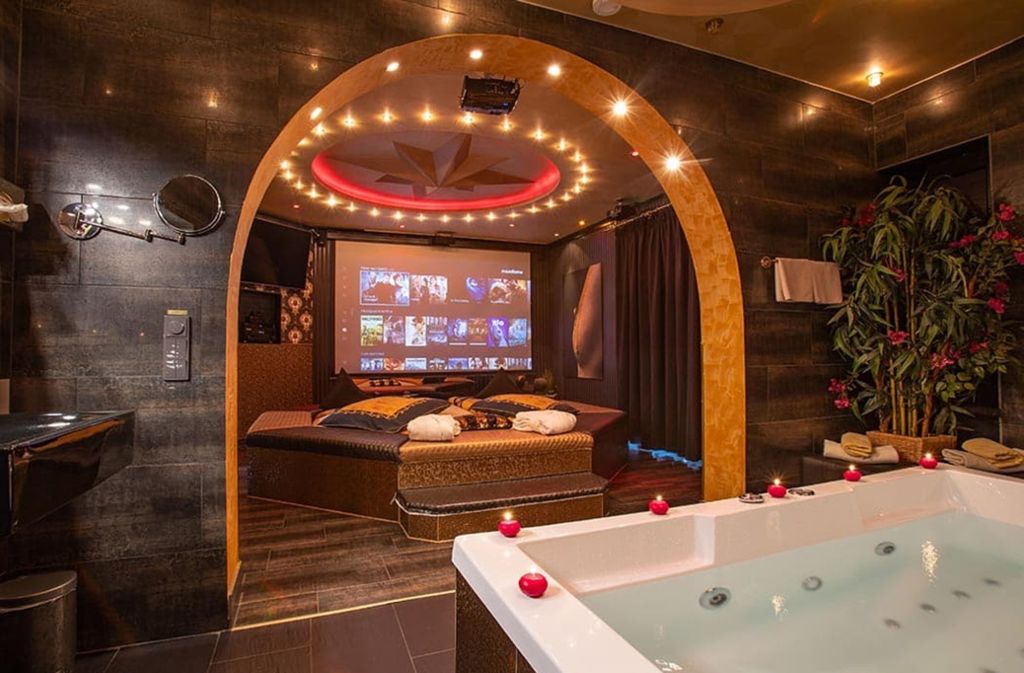 Wer es romantischer haben möchte, dürfte sich in den Hotelzimmern von „Deine Traumnacht“ in Frankfurt am Main wohlfühlen. Alle verfügbare Suiten beinhalten unter anderem zwei eigene Whirlpools und eine eigene Sauna.