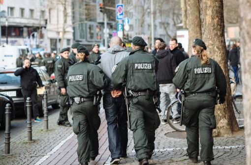 Die Polizei hat in Köln zahlreiche Randalierer festgenommen.  Foto: dpa