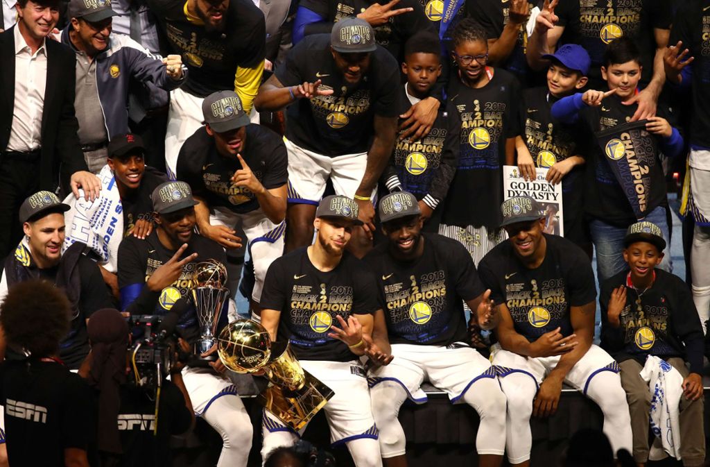 Die Golden State Warriors wurden im Vorjahr Meister – der dritte Titel in vier Jahren. Insgesamt rangiert der Club aktuell auf dem geteilten dritten Platz was die Anzahl der NBA-Meisterschaften angeht.