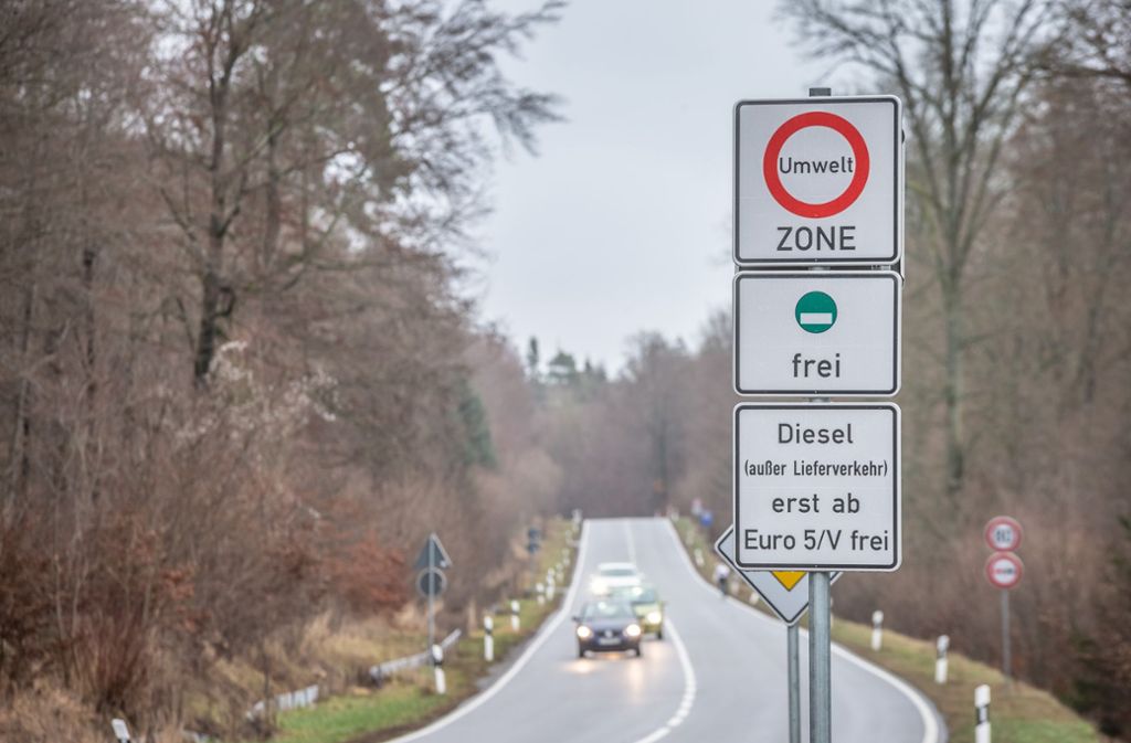 An den Stadtgrenzen weisen Schilder seit Jahresbeginn auf das Fahrverbot hin.