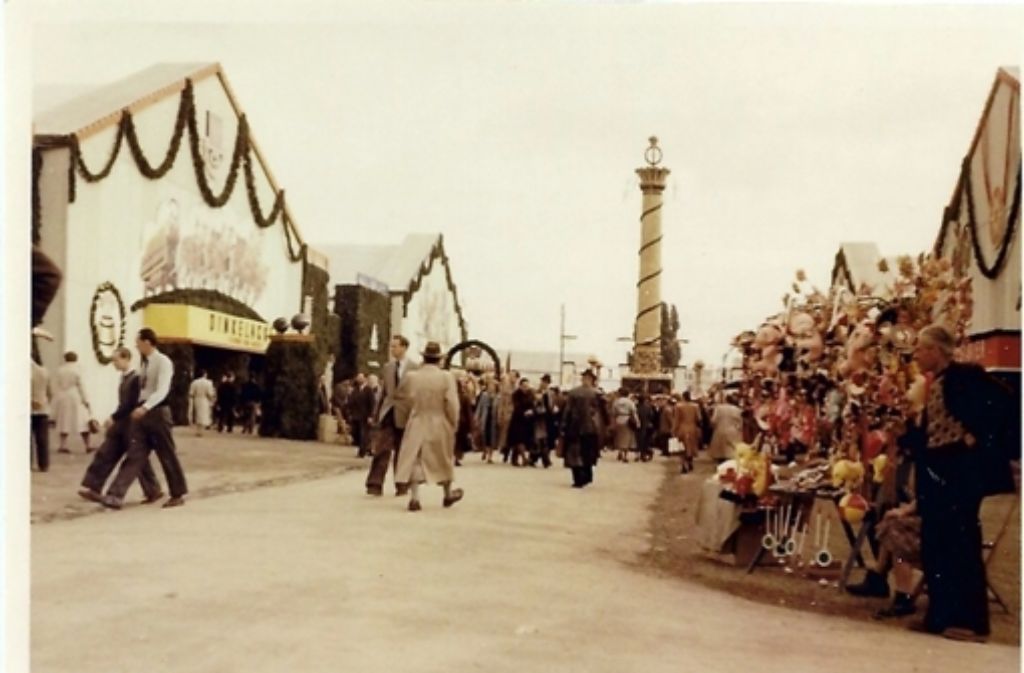 2013 besuchten etwa vier Millionen Menschen das 168. Cannstatter Volksfest. Von Anfang an schmückte die Fruchtsäule das Festgelände in Bad Cannstatt. Diese Aufnahme zeigt das Fest-Wahrzeichen im Jahr 1957.