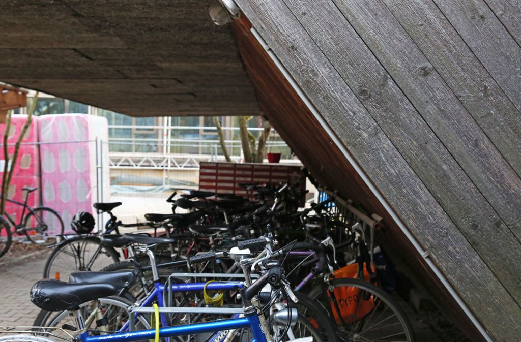 Fahrräder sind das wichtigste Mittel, um für die 30 Studenten von A nach B zu kommen. Viele Bewohner haben sogar mehrere Drahtesel, wie der vollgeparkte Stellplatz beweist.