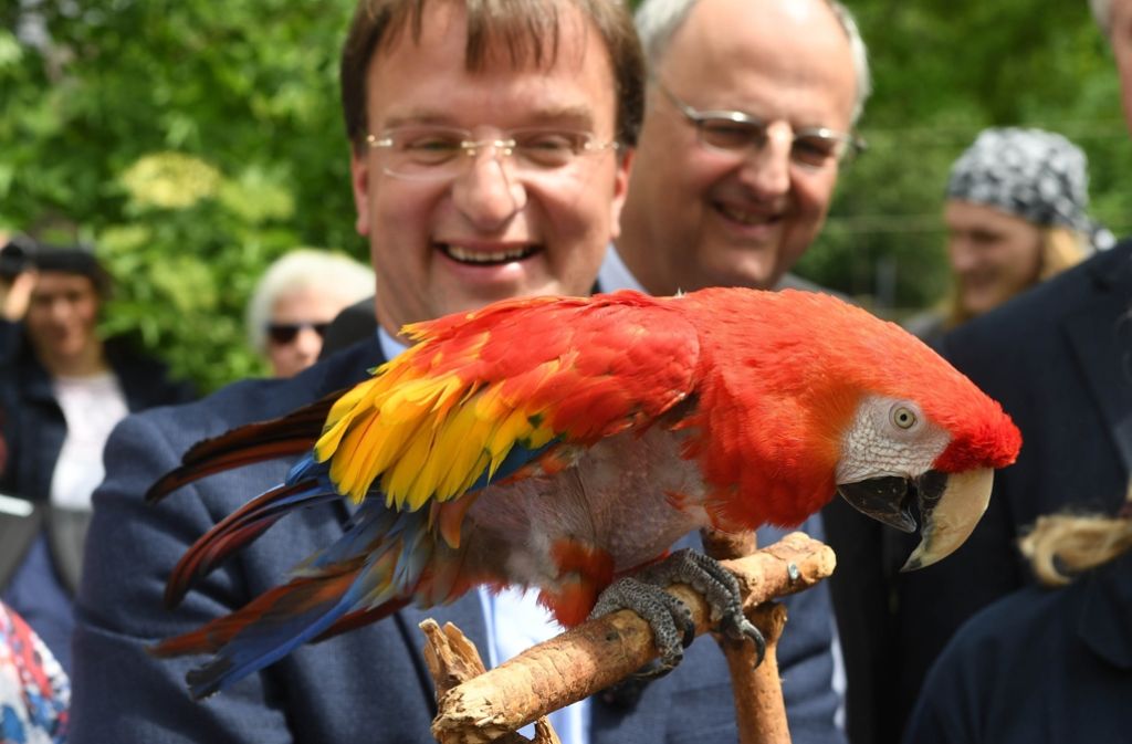 Glückliches Paar: Papagei Rosalinda und Zoodirektor Matthias Reinschmidt. Mehr Bilder der Begrüßungsfeier finden Sie in unserer Fotostrecke.